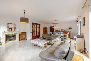 <p><span>Op een uitstekende locatie aan de Serskampsteenweg 232, op slechts enkele minuten van het gezellige centrum van Wetteren, bevindt zich deze instapklare, hoogwaardig afgewerkte villa. Deze woning combineert ruimte, modern comfort en duurzaamheid op een stijlvolle manier.</span></p><p><span> </span></p><p><span>Bij het betreden van de woning komt u binnen in een  inkomhal voorzien van praktische ingemaakte kasten. Aan de voorzijde bevindt zich een eerste slaapkamer. De lichtrijke leefruimte straalt warmte uit dankzij de aanwezige haard en sluit naadloos aan op de volledig ingerichte keuken met aanpalende bijkeuken/wasplaats. Het gelijkvloers beschikt bovendien over twee extra ruime slaapkamers en een zeer verzorgde badkamer, uitgerust met een heerlijk massagebad, een inloopdouche en een dubbele lavabo. </span></p><p><span> </span></p><p><span>Op de eerste verdieping bevindt zich een royale 4de slaapkamer met eigen sanitair. Daarnaast is er een grote zolder die tal van opbergmogelijkheden biedt of eventueel verder ingericht kan worden.</span></p><p><span> </span></p><p><span>Buiten geniet u op het ruime terras van de rustige en praktische tuin. Een grote troef voor autoliefhebbers, zelfstandigen of wie extra opslagruimte zoekt, is de zeer ruime dubbele garage waarin moeiteloos tot 3 voertuigen kunnen parkeren.</span></p><p><span> </span></p><p><span>Deze villa is uitzonderlijk goed geïsoleerd en met het oog op de toekomst uitgerust met  zonnepanelen en een nieuwe boiler voor een energiezuinig verbruik, met het EPC label B is deze dus klaar voor de toekomst! </span></p><p><span> </span></p><ul><li><span>EPC: 135 kWh/m²jaar – Label B</span></li><li><span>CV op gas</span></li><li><span>Asbestveilig </span></li><li><span>Houten kaders met dubbele beglazing</span></li></ul><p><span>Neem contact op met Quinten van Immo Zone via 0485/02.48.04 of quinten@immo-zone.be voor meer informatie of om een bezichtiging in te plannen.<br /><br />Alle beschikbare documenten zijn reeds te raadplegen via de website van Immo Zone.</span></p><p><span> </span></p>