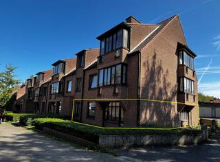 Dit appartement, gelegen op het gelijkvloers, heeft een erg centrale ligging in Tielt met bakker, slager, horeca, supermarkten en de Markt...