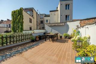 <p><span>In een rustige straat in Boho, treffen we deze instapklare woning met terras terug. Het betreft een ruime en verzorgde woning met 3 à 4 slaapkamers (afhankelijk van gebruik). Vergeet het parkeerprobleem! De woning beschikt over een inpandige garage alsook een plekje voor de poort. Plaats voor je hobby/ werk? Achteraan de woning bevindt zich een polyvalente ruimte die je zelf kan invullen! Dankzij de uitstekende ligging bevindt u zich op een steenworp van tal van hippe adresjes, gezellige cafés en restaurants. Bovendien biedt de directe omgeving een uitgebreid aanbod aan voorzieningen: winkels, scholen, apotheken en openbaar vervoer zijn allemaal vlot bereikbaar.</span></p><p><span> </span></p><p><span>Grootste troeven</span></p><p><span>-Centrale locatie</span></p><p><span>-Inpandige garage met handig magazijn</span></p><p><span>-Instapklare woning met 3 à 4 slaapkamers</span></p><p><span>-Conforme EK + asbestveilig attest!</span></p><p><span>-Geen energetische reno-verplichting!</span></p><p><span> </span></p><p><span>Indeling</span></p><p><span>Kelder: ruime droge kelder (35m²), ideaal voor stockage!</span></p><p><span>Glvl: inkomhal met doorgang naar de bureauruimte (11m²), gevolgd door een douchekamer (4m²) met toilet. Via de garage (25m²) met elektrische poort bereik je het handige magazijn/bergruimte (60m²).</span></p><p><span>V1: Ruime, lichte leefruimte (30m²) met aansluitend de volledig geïnstalleerde keuken (14m²). Daarnaast vind je een ingerichte badkamer (7m²) met inloopdouche en WC alsook een polyvalente kamer (10m²) die kan dienen als slaapkamer of bureauruimte. Tot slot is er nog een ruim en zonnig terras (33m²).</span></p><p><span>V2: Via de nachthal bereiken we twee comfortabele slaapkamers (18m² & 12m²). Op het tussenverdiep bevindt zich de 3</span><span><sup>de</sup></span><span> slaapkamer (11m²) met ensuite badkamer (3m²), uitgerust met ligbad en toilet.</span></p><p><span> </span></p><p><span>Voor meer informatie kan u terecht bij Area Partners: INFO@area.be of 03/284.60.60</span></p>