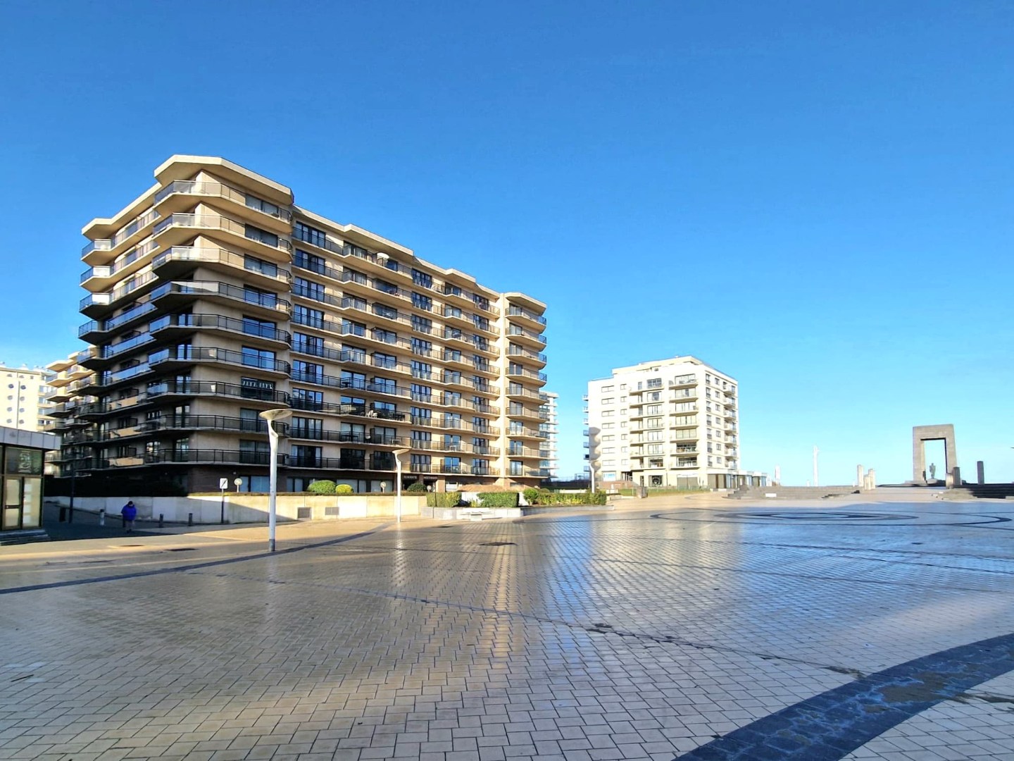 DUBBELE PARKEERPLAATS 45 &amp; 46 TE KOOP ONDER DE RESIDENTIES "ALEXANDRA + WESTHINDER + ZUIDHINDER" GELEGEN OP DE LEOPOLD I ESPLANADE TE DE PANNE - foto 2