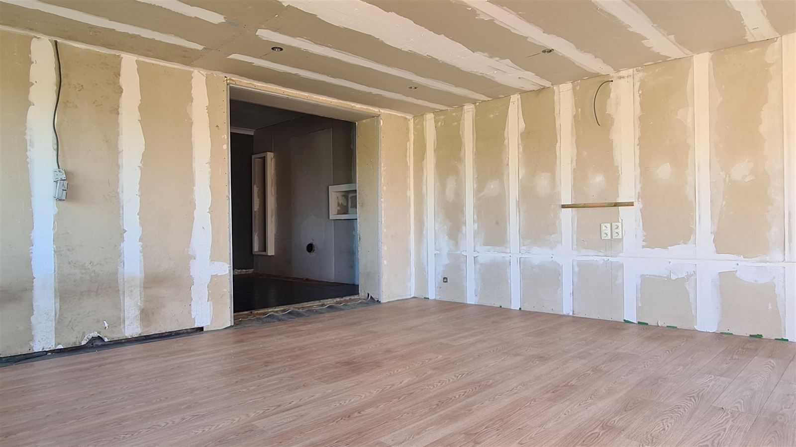 Deels gerenoveerde woning op rustige locatie! - foto 5