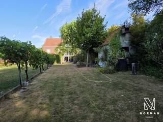 Ruime woning (4 slk mogelijk) met mooie tuin en grote garage in rustige straat in Beveren-Leie<br /><br />In een rustige straat in Beveren-Leie, maar vlot bereikbaar, ligt deze ruime, kloeke woning met grote tuin. <br /><br />We komen deze bel-étagewoning binnen via de hall. Op de eerste verdieping vinden we de grote ingerichte keuken en de lichtrijke leef- en zitruimte die rechtstreeks toegang geeft tot het aangename zonneterras met een trap naar de mooie tuin. Op de 2e verdieping vinden we 3 slaapkamers (herinrichten naar 4 slaapkamers mogelijk) en een badkamer met lavabo, bad en toilet. Via een luik is er toegang tot de zolder. <br /><br />De woning heeft op het gelijkvloers nog een grote inpandige garage, een bergruimte en een multifunctionele ruimte (vb wasplaats). Vanuit de garage is er rechtstreeks toegang tot de mooie tuin via een overdekt terras. <br /><br />PLUSPUNTEN:<br />+ 203 m² bewoonbare oppervlakte<br />+ geen renovatieverplichting <br />+ mooie tuin<br />+ vlotte bereikbaarheid