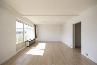 <p><span>Appartement in Residentie Rubenspark, Edegem</span></p><p><span> </span></p><p><span>Dit schitterende appartement op de vijfde verdieping van de </span><span>Residentie Rubenspark</span><span> in </span><span>Edegem</span><span> combineert comfort, licht en een toplocatie. Dankzij de grote ramen baadt de leefruimte de hele dag in natuurlijk licht en biedt het een </span><span>prachtig groen uitzicht</span><span> dat rust en ruimte geeft. Het appartement beschikt over een gezellige woonkamer, een praktische ingerichte keuken, één comfortabele slaapkamer en een badkamer, ideaal voor starters of als investering. Extra praktisch is de </span><span>ondergrondse kelderberging</span><span>, perfect voor opslag of fietsen.</span></p><p><span> </span></p><p><span>De ligging is een absolute troef: u woont op een centrale plek met </span><span>uitstekende verbindingen naar belangrijke invalswegen</span><span>, openbaar vervoer en winkels, terwijl u toch geniet van een rustige, groene omgeving. Dit appartement biedt een unieke kans om een lichtrijke, comfortabele en centraal gelegen woonst te bemachtigen in Edegem.</span></p><p><span> </span></p><p><span> </span></p><p><span>Maak nu een afspraak voor een bezichtiging en ontdek zelf dit prachtige appartement.</span></p>