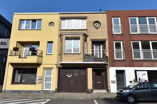 Ontdek deze prachtige bel-étage in het hart van het centrum van Eeklo! Deze charmante woning biedt alles wat u zoekt voor comfortabel wonen en genieten.
Parkeer uw auto’s gemakkelijk in de ruime garage die plaats biedt aan drie wagens, of gebruik deze multifunctionele ruimte voor uw hobby’s, werk of extra opslagruimte.
Daarnaast beschikt de woning achteraan over twee autostandplaatsen in een handige carport, zodat u altijd verzekerd bent van voldoende parkeergelegenheid.
Op de eerste verdieping verwelkomt u een gezellige leefruimte, perfect voor ontspannen avonden met familie en vrienden. De ingerichte keuken maakt het wonen hier compleet. De twee zeer grote slaapkamers en de badkamer bevinden zich op de tweede verdieping en bieden volop ruimte voor rust en privacy.
Buiten geniet u van een sfeervolle stadstuin – koer, waar u kunt genieten van de zon en gezellige momenten in de buitenlucht. Daarnaast is er een praktische berging en wasplaats, waardoor alles netjes en georganiseerd blijft.
Deze woning ligt op een toplocatie, dichtbij alle winkels en dienstencentra die Eeklo te bieden heeft. Een ideale plek voor wie comfort, functionaliteit en een centrale ligging zoekt.
Bent u benieuwd naar deze unieke woning? Neem snel contact met ons op voor een bezoek via het nummer 09 336 16 15 of mail ons via info@vastgoedunicum.be, wij helpen u graag verder!