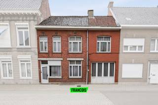 Deze verrassend ruime woning is gelegen pal in het centrum van Poperinge. De woning deed vroeger dienst als bakkerij, wat zorgt voor extra ruimte én heel wat mogelijkheden.<br /><br />De indeling gaat als volgt:<br /><br />GELIJKVLOERS<br /><br />inkomhal - gang - leefruimte en eetkamer - keuken - bakkersruimte - lange garage - buitenberging<br /><br />EERSTE VERDIEPING<br /><br />nachthal - 3 slaapkamers - badkamer - leefruimte met keuken (mogelijkheid tot 4 de slaapkamer) - zolder boven garage<br /><br />ZOLDERVERDIEPING<br /><br />Technische kenmerken:<br /><br />- Centrale verwarming op gas<br /><br />- EPC: label F<br /><br />- Asbestattest: nog in aanvraag<br /><br />- Dak: niet geïsoleerd<br /><br />- Enkele beglazing<br /><br />Benieuwd naar de mogelijkheden van deze eigendom? Contacteer Aline op +32 494 49 25 96 voor een bezoek ter plaatse!<br /><br />