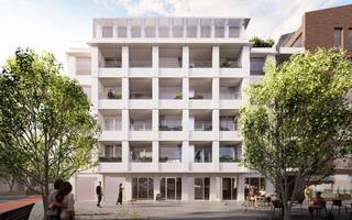 <p>Architecturaal verfijnd, duurzaam en verweven met de dynamiek van de stad. Op een prominente zichtlocatie aan de Leien in Antwerpen-Zuid verrijst The Urban dat wonen harmonieus samenbrengt met het bruisende stadsleven. Met KMSKA, Lambermontplaats, Zuidpark en Marnixplaats op wandelafstand is de locatie op zijn minst uitstekend te benoemen. <br />Het project omvat 2 commerciële ruimtes, 8 luxe appartementen met twee of drie slaapkamers, elk met terrassen met zicht op het plein én een unieke penthouse. <br />De appartementen worden gebouwd volgens het doorzon-principe. De kamerhoge raampartijen met brede gevels creëren een overvloed aan licht en ruimtelijkheid. De penthouse heeft een uitzonderlijke gevelbreedte van 24m. De verschillende terrassen aan de voor- en achterzijde bieden panoramische zichten op de stad. <br />Duurzaamheid en energiezuinigheid staan centraal in de technische afwerking. Alle appartementen zullen een E-peil hebben van E20 of lager door middel van warmtepomptechniek, zonnepanelen en driedubbele beglazing. <br />De koper heeft de mogelijkheid om de inrichting van de appartementen naar eigen keuze af te werken aan de hand van de stelposten voorzien in het lastenboek. <br />Het wooncomfort wordt verhoogd met een ondergrondse parkeergarage.</p>