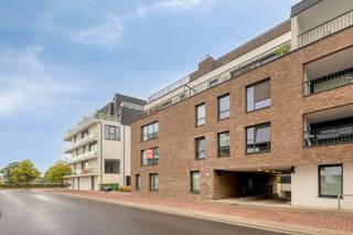 <p><span>Zeer verzorgd appartement met 3 slaapkamers in het centrum Oudenaarde.</span></p><p><span> </span></p><p><span>INDELING</span></p><p><span>Het appartement, gelegen op de eerste verdieping van residentie Leskoo, omvat een inkomhal met toilet, living met open keuken en berging, 3 slaapkamers en een badkamer met inloopdouche.</span></p><p><span>Het appartement heeft een terras met zijdelings zicht op de Schelde.</span></p><p><span>Bij het appartement hoort een kelderberging en een staanplaats.</span></p><p><span> </span></p><p><span>LIGGING</span></p><p><span>Het appartement is vlak aan de Schelde gelegen.</span></p><p><span>Op een vingerknip sta je in het mooie stadspark of op de markt van Oudenaarde.</span></p><p><span>Vlakbij alle scholen, winkels en het station.</span></p><p><span> </span></p><p><span>TECHNISCH</span></p><p><span>Gunstig epc A label.</span></p><p><span>De elektriciteit is conform.</span></p><p><span> </span></p><p><span>PRAKTISCH</span></p><p><span>Voor meer info en/of een afspraak bel Eefje van Immo D'hondt 0498 88 88 89.</span></p>