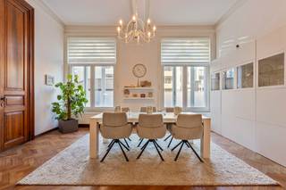 Dit prachtige herenhuis, momenteel in gebruik als B&amp;B, in het centrum van Sint-Truiden is te koop.<br /><br />Momenteel wordt het pand gebruikt als combinatie van eigen bewoning (het gelijkvloers) en het uitbaten van een goed draaiende Bed and Breakfast met drie individuele eenheden. (Hoge bezettingsgraad, omzet en cijfers op aanvraag). Maar er zijn natuurlijk ook vele andere mogelijkheden: volledig gebruiken als Bed and Breakfast, combinatie wonen en werken, co-housing, kangoeroewoning, zorgwonen,. . . .<br /><br />Het prachtige gebouw dateert van 1918, maar werd door de jaren heen volledig onderhanden genomen. Zo werd het voorzien van nieuwe dubbele beglazing met PVC ramen, nieuwe keukens, nieuwe badkamers, nieuwe elektriciteit, . . . . kortom het pand is volledig aangepast aan hedendaags comfort en is helemaal instapklaar.<br /><br />Vorig jaar nog werden er nieuwe hoogrendements-- verwarmingstoestellen geplaatst, de laatste ramen vervangen, zonnepanelen en zelfs een thuisbatterij geïnstalleerd! Helemaal future-proof dus!<br /><br />De indeling is als volgt:<br /><br /><u>Kelder/wasplaats:</u> Een kelderruimte/wasplaats van ongeveer ± 80 m².<br /><br /><u>Gelijkvloers:</u> een gemeenschappelijke inkomhal, ruime leefruimte met hoge plafonds en knappe parketvloer, een tip top uitgeruste keuken met kookeiland, twee ruime slaapkamers, een badkamer met zowel ligbad als inloopdouche en een polyvalente ruimte die kan worden gebruikt als extra eetkamer, bureel, mancave, hobbyruimte . . .  en een leuk tuintje/binnenkoer om heerlijk tot rust te komen.<br /><br /><u>Eerste verdieping:</u> inkomhal, ruime living, volledig uitgeruste keuken met eetkamer, twee slaapkamers, badkamer met inloopdouche.<br /><br /><u>Tweede verdieping:</u>  inkomhal, leefruimte, aparte keuken, ruime slaapkamer, badkamer met inloopdouche.<br /><br /><u>Derde en vierde verdieping:</u> inkomhal, leefruimte met open keuken en slaapkamer, badkamer met douche en een 2e slaapkamer op de mezzanine.<br /><br />Interesse in dit prachtige pand, pal in het centrum? Wenst u graag meer info of  wil u de verschillende mogelijkheden even bespreken? Aarzel niet om contact met ons op te nemen!<br /> 