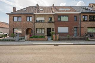 Deze centraal gelegen gezinswoning combineert comfort, bereikbaarheid en energiezuinigheid (EPC B). Gelegen in het hart van Sint-Michiels, met een vlotte verbinding naar de expresweg, autosnelweg én winkels, scholen en openbaar vervoer op wandel- en fietsafstand.<br /><br />De woning omvat een ruime inkomhal, lichtrijke woonkamer met eetplaats, aansluitende veranda met toegang tot de tuin, ingerichte gesloten keuken, apart toilet en wasplaats. Op de eerste verdieping bevinden zich 2 ruime slaapkamers en een badkamer. De vaste trap leidt naar de zolderverdieping met een 3de slaapkamer en wastafel. Verder geniet de woning van een zonnige tuin met tuinberging.<br /><br />Extra troeven zijn de conforme elektrische keuring, volledig asbestvrije woning en het gunstige EPC-label B.<br /><br />Een ideale gezinswoning/investeringspand voor wie centraal, praktisch én energiezuinig wil wonen!<br /><br />Voor meer informatie of een bezoek ter plaatse aarzel niet en bel Gaëlle op het nummer 0479 17 17 17<br /> 
