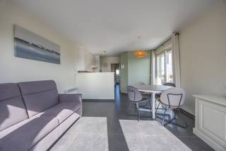 Op de <strong>6de</strong> verdieping van residentie <strong>A Capella</strong> bevindt zich dit instapklaar, volledig <strong>gemeubeld</strong> appartement <strong>met prachtig open zicht </strong>. Ideaal als vaste woonst of tweede verblijf op een centrale ligging nabij zee, winkels en openbaar vervoer.<br /><br /><strong>Indeling:</strong>
<ul>
<li>Inkomhal;</li>
<li>Lichtrijke leefruimte met open, volledig uitgeruste keuken;</li>
<li><strong>Zonnig</strong> terras met prachtig uitzicht;</li>
<li><strong>Twee</strong> slaapkamers;</li>
<li>Badkamer met ligbad met douchemogelijkheid en wasmeubel;</li>
<li>Apart toilet;</li>
<li>Praktische berging met <strong>aansluiting voor wasmachine</strong>;</li>
<li>Daarnaast beschikt het gebouw over een gemeenschappelijke fietsenberging.</li>
</ul>
<br /><strong>Algemeen: </strong>
<ul>
<li>Plaatsbeschrijving 1/2 eigenaar 1/2 huurder - 3 maanden huurwaarborg </li>
<li>Beschikbaar vanaf 03/11</li>
<li>Andere kosten: €50 forfait algemene kosten </li>
</ul>
<br /> Vraag vandaag nog uw bezoek aan en ontdek dit gezellige appartement zelf!