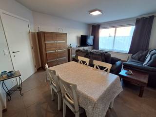 Leuk instapklaar, recent geschilderd appartement met goede verbinding naar Brugge - Maldegem en centraal gelegen met winkels in de buurt.Ze omvat:...