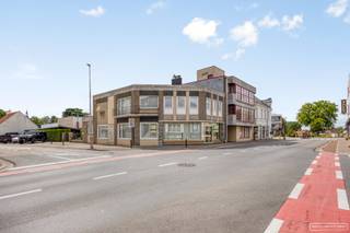 Op zoek naar een woning met karakter én tal mogelijkheden? Ontdek deze charmante en ruime woning in de Statiestraat 6 in Zulte. Deze plek ademt nostalgie en biedt verrassend veel ruimte, zowel binnen als buiten.
<h3>Wat maakt deze woning zo uniek?</h3>
Op het gelijkvloers vind je een voormalige kruidenierswinkel, waar de sfeer van vroeger nog tastbaar is. De perfecte locatie voor wie op zoek is naar een <strong>praktijkruimte</strong>, <strong>kantoorruimte</strong>, <strong>een ruime leefruimte</strong> <strong>of een gelijkvloerse studio/appartement </strong>wenst. De mogelijkheden zijn eindeloos!<br /><br />Daarnaast is er <strong>een apart inkom </strong>aan de zijkant, een ruime, <strong>lichtrijke</strong> <strong>leefruimte</strong> met haardvuur, een gezellige <strong>keuken met zicht op de tuin</strong>, een praktische <strong>berging</strong> (die vroeger dienst deed als garage), een <strong>wasplaats</strong> en een <strong>apart toilet</strong>. Handig is ook de <strong>kelder</strong> — deels ingericht als wijnkelder en deels technische ruimte.<br /><br />Op de eerste verdieping bevinden zich <strong>vier slaapkamers</strong>, een <strong>bureau/dressing</strong> en een <strong>badkamer</strong> met bad, lavabo en toilet.<br /><br />Buiten geniet je van een gezellige <strong>tuin met zijdelingse toegang</strong>, een <strong>tuinhuis</strong> dat momenteel ingericht is als extra zithoek (ideaal voor zomeravonden!) en een <strong>garage</strong> die via de zijkant bereikbaar is.

<h3>En de ligging?</h3>

<ul>
	<li>Op <strong>wandelafstand</strong> van de lagere <strong>school</strong>, de <strong>supermarkt</strong> en de Leie</li>
	<li>Op <strong>fietsafstand</strong> van <strong>sporfaciliteiten</strong> en <strong>Waregem centrum</strong></li>
	<li>Op amper 8 minuten met de wagen van de <strong>oprit van de E17 </strong>(Kruisem)</li>
</ul>

<h3>Interesse? Vraag een bezoek aan</h3>
Wil je graag dit pand bezoeken? Stuur een mail naar Sarah via sarah@maesconceptimmo.be en laat weten wanneer het past om een bezoek te brengen.