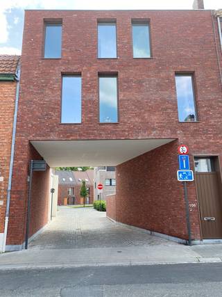 Deze staanplaats, met voorziening voor opladen elektrische wagen, in het ondergronds parkeercomplex van nieuwbouwresidentie Den Indruk wordt te...