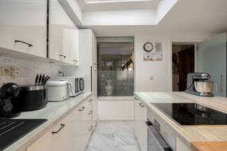 <p>Welkom in de Molenstraat 78, een instapklare gezinswoning op wandelafstand van winkels, scholen, horeca en openbaar vervoer. Dankzij de nabijheid van de A12 en N16 kent de woning tevens een goede verbinding met Antwerpen, Brussel, Mechelen en Sint-Niklaas.</p><p>De inkomhal geeft toegang tot de ruime en gezellige leefruimte. Vervolgens betreden we de vernieuwde geïnstalleerde keuken met eiland en aansluitend vinden we de nieuwe badkamer (douche, lavabo en toilet). In de bergruimte is de aansluiting voor een wasmachine voorzien, alsook de vernieuwde gasbrander vinden we hier terug. Achteraan kan je genieten van de buitenlucht in de tuin. Een extra troef is zonder twijfel de uitweg achteraan, handig voor de fietsen en vuilnisbakken! De eerste verdieping is voorzien van 2 grote slaapkamers. Via een vaste trap bereiken we de zolderverdieping, waar we de masterbedroom en een polyvalente ruimte terugvinden.<br />De 5 zonnepanelen zijn zonder twijfel een extra troef!</p><p>Stedenbouwkundige info: aangevraagd<br />De woning is uiterlijk 4 weken na akte beschikbaar zonder bezettingsvergoeding. Akte uiterlijk 18 november 2026.<br />Meer info en documenten op www.malines-group.be</p>