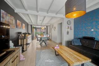 In het hart van Nieuwkerken, in een gezellige en rustige woonwijk, bevindt zich deze knappe en instapklare halfopen bebouwing op een perceel van 385 m². Met meer dan 200 m² bewoonbare oppervlakte biedt deze woning uitzonderlijk veel ruimte en comfort voor het hele gezin.
Bij het binnenkomen valt meteen de aangename lichtinval en de warme parketvloer op. De ruime leefruimte sluit naadloos aan op de open keuken, waardoor een gezellige en functionele leefomgeving ontstaat. Achteraan geniet u van een lichtrijke veranda met zicht op de tuin, een ideale plek om in alle seizoenen tot rust te komen.
Op de eerste en tweede verdieping bevinden zich vier volwaardige slaapkamers en een verzorgde badkamer. Dankzij de gunstige oriëntatie geniet de woning de hele dag van natuurlijk daglicht.
Ook op technisch vlak zit u hier goed: de woning beschikt over centrale verwarming op aardgas gecombineerd met een lucht-lucht warmtepomp die tevens als aircosysteem fungeert. Verder zijn er hoogrendementsbeglazing, zonnepanelen en dakisolatie aanwezig, wat resulteert in een gunstig EPC-label C. De elektrische installatie is conform en de woning is bovendien asbestveilig.
Praktisch comfort wordt verzekerd door een oprit voor één wagen en een garage met elektrische sectionale poort.
Kortom: een ruime, verzorgde en energiezuinige gezinswoning op een uitstekende locatie in Nieuwkerken, klaar voor nieuwe bewoners die op zoek zijn naar ruimte, comfort en een aangename woonomgeving. Bel ons nu voor een afspraak op het nummer: 052/46.38.03 en wie weet tot binnenkort! 
