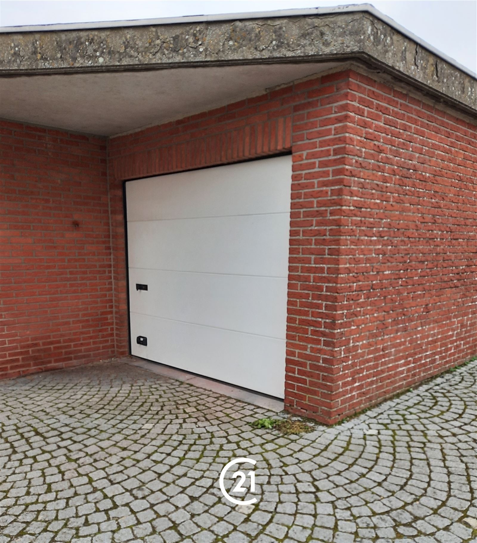 Bovengrondse afgesloten garagebox gelegen achter de kerk van Ternat. Voor snelle beslissers.