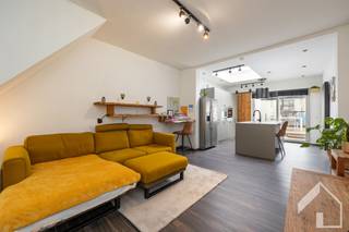 <p><span><strong>Gerenoveerde rijwoning op toplocatie te Lier</strong></span></p><p> </p><p>Deze volledig gerenoveerde woning, gelegen op een <strong>uitstekende locatie in Lier</strong>, combineert hedendaags comfort met een praktische indeling. De woning is <strong>instapklaar</strong> en ideaal voor starters of jonge gezinnen die op zoek zijn naar een energiezuinige thuis.</p><p> </p><p>Bij het betreden van de woning komen we in de inkomhal, die toegang biedt tot de <strong>lichtrijke leefruimte met open keuken</strong>. De keuken is uitgerust met een kookeiland en alle moderne toestellen, waaronder <strong>vaatwasser, kookvuur, dampkap, oven en spoelbak</strong>.</p><p> </p><p>Op de <strong>eerste verdieping</strong> bevindt zich een <strong>ruime slaapkamer</strong> met <strong>aansluitende badkamer</strong>, voorzien van een <strong>inloopdouche</strong> en <strong>dubbele wastafel</strong>. Tevens is er een <strong>wasplaats</strong> en een <strong>open dressing</strong> aanwezig. Vanuit de wasplaats is er toegang tot een <strong>zonnig terras</strong>.</p><p> </p><p>De <strong>tweede verdieping</strong> omvat een <strong>tweede slaapkamer</strong> met <strong>open badkamer</strong>, uitgerust met een <strong>vrijstaand ligbad</strong>, <strong>wastafel</strong> en <strong>toilet</strong>.</p><p> </p><p>Buiten beschikt de woning over een <strong>gezellige koer</strong> met <strong>aparte berging</strong>. De <strong>technische ruimte</strong> herbergt de installatie van de <strong>16 zonnepanelen</strong>, wat bijdraagt aan het gunstige <strong>energieprestatiecertificaat (EPC)</strong>.</p><p> </p><p><span><strong>Troeven:</strong></span></p><p>    •    Volledig gerenoveerd en instapklaar</p><p>    •    Rolluiken overal aanwezig</p><p>    •    HR-beglazing</p><p>    •    Zeer gunstig EPC</p><p>    •    16 zonnepanelen</p><p> </p><p>Momenteel wordt deze woning verhuurd.</p><p>Zonder twijfel een bezoek waard!</p><p> </p><p>Voor meer informatie of het inplannen van een vrijblijvend bezoek: <span><strong>0494/99.29.01 (Katrijn)</strong></span></p>