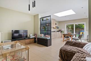Deze supertoffe gezinswoning is gelegen op wandelafstand van het bruisende centrum van Kapellen. Winkels, scholen en openbaar vervoer bevinden zich allen in de nabije omgeving, maar toch is deze woning lekker rustig gelegen. Deze instapklare woning werd bovendien in 2023 uitgerust met 9 zonnepanelen. U komt de woning binnen via de aparte inkomhal met praktische vestiaire-hoek. Vanuit de hal komt u rechtstreeks in de open leefruimte, opgedeeld in een zithoek vooraan en een eethoek met een volledig uitgeruste open keuken achteraan. Verder beschikt de gelijkvloers verdieping nog over een nette badkamer en een bergruimte onder de trap. Op de eerste verdieping kan u nog 3 slaapkamers terugvinden. Een zolderluik in de tweede slaapkamer geeft toegang tot een handige bergzolder. Het totale perceel heeft een oppervlakte van 130m². Het tuintje met verhard terras is een heel fijn plekje om buiten van de zon te kunnen genieten.