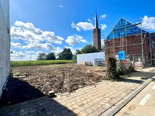 2 ZUIDGERICHTE BOUWGRONDEN voor gesloten bebouwing, genietend van een PRACHTIG ZICHT! GEEN BOUWVERPLICHTING, MOOIE PERCEELBREEDTES. INFO: IMMO BEGUIN: 0486/606 600