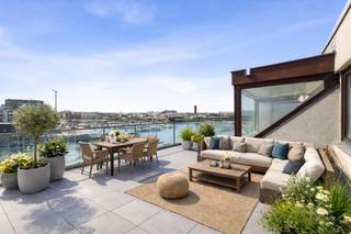 Dit stijlvolle penthouse biedt een super mooi en open zicht op de jachthaven, en beschikt over twee ruime terrassen waar u van ’s morgens tot ’s avonds kunt genieten. De inkomhal geeft toegang tot een praktische dressing, een lichte leefruimte met aansluitende keuken en eethoek. In de leefruimte is bovendien een mogelijkheid om een slaaphoek te instaleren, ideaal als extra slaapruimte of logeerplek.
Dakwerken, nieuwe terrastegels en balustrade worden gepland en uitgevoerd tegen september.

Een garagebox is inbegrepen, wat het comfort en de praktische meerwaarde van dit penthouse compleet maakt. Ben jij op zoek naar een penthouse? Contacteer makelaar Stéphanie 0472 77 86 60 of stephanie@keyimmo.be voor meer info of een bezoek. 