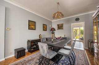 Klassieke woning <strong>met 3 a 4 slaapkamers </strong>in perfecte staat van onderhoud. De woning is gelegen in een rustige straat nabij het Rivierenhof en op wandelafstand van winkels en openbaar vervoer. Om de hoek ligt een speelpleintje. <br /><br /><strong>Indeling:</strong><br />GLV: Inkomhal met aparte wc; woon- en eetkamer; keuken met berging en terras met toegang tot de aangelegde tuin. <br />V1: 3 a 4 slaapkamers (1 is momenteel dressing), waarvan 1 met terras, en een badkamer met ligbad. <br />Ondergronds: Zeer ruime garage met vele opbergmogelijkheden en diverse bergkamers. Toegang tot de tuin. <br /><br /><strong>Bijzonderheden:</strong>
<ul>
<li>De woning werd doorheen de jaren uitstekend onderhouden. </li>
<li>Energetische renovatieplicht van toepassing. (Label E). </li>
<li>Asbestveilig. </li>
<li>Elektriciteit niet conform. </li>
</ul>