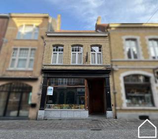 HANDELSPAND IN CENTRUM IEPERDit handelspand van 68 m² biedt een uitstekende locatie in het bruisende hart van Ieper, tussen de Grote Markt en het...