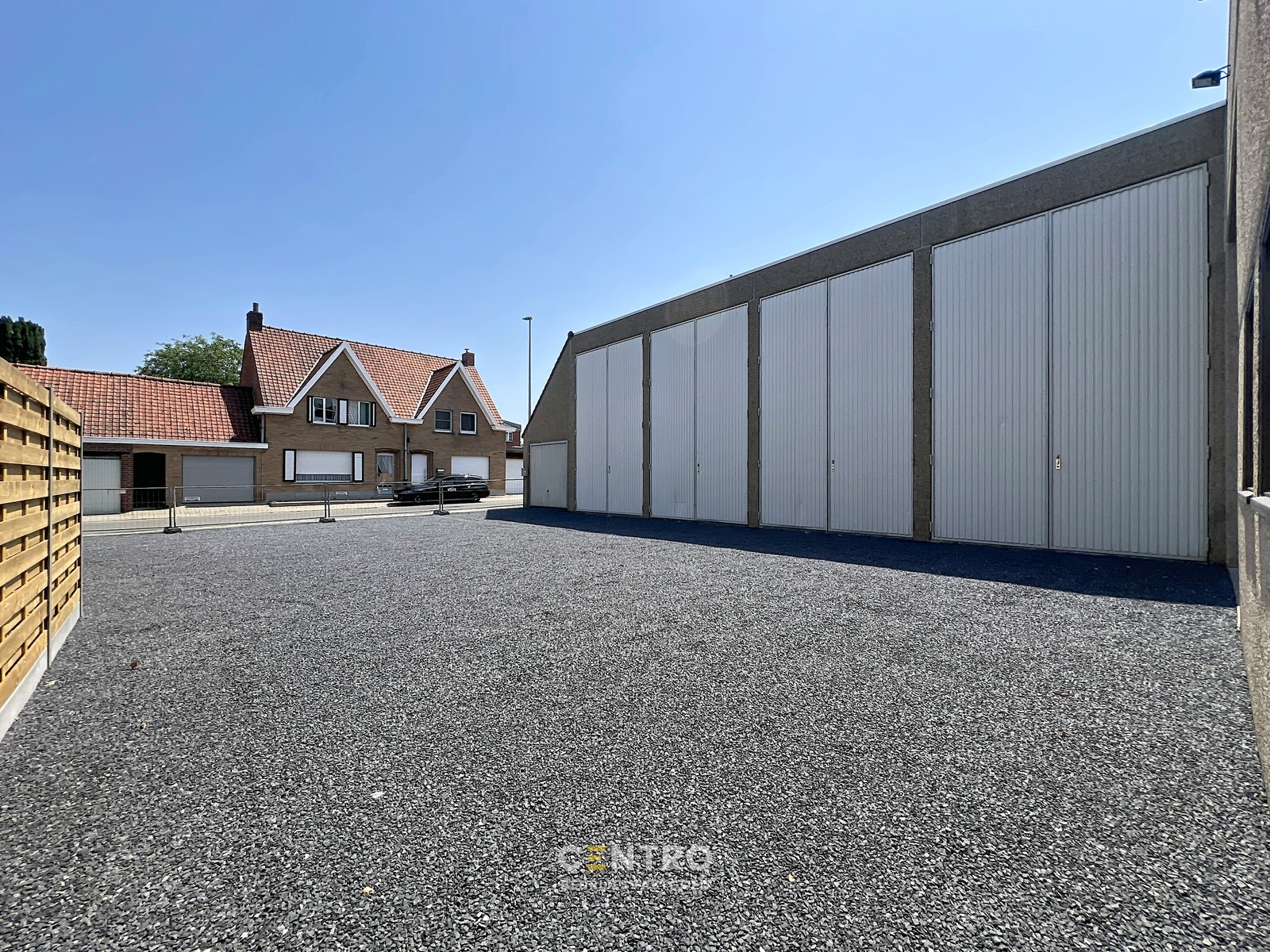 Instapklaar bedrijfspand (±345 m²) met magazijn, kantoor én 4 verhuurbare opslagunits, 1 garage en ruime parking op 603 m²  te INGELMUNSTER! - foto 5