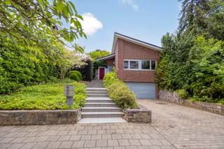 <p><strong><em>Stijlvolle bungalow met tijdloze architectuur zoekt nieuwe toekomst aan de Leuvense stadsrand</em></strong></p><p><strong><em>Gelegen in een gezochte, residentiële omgeving aan de Leuvense stadsrand bevindt zich deze charmante bungalow die opvalt door een tijdloze, strakke architectuur en een overvloed aan natuurlijk licht.</em></strong></p><p></p><p><em>Heb je interesse en wil jij als eerste de kans grijpen om jouw droomwoning te ontdekken? We trappen onze verkoop af met een </em><strong><em>exclusieve “Avant-Première” op woensdag 24/06 - donderdag 25/06 - vrijdag 26/06 </em></strong><em>. Plan nu jouw bezoek via de ‘Plan jouw bezoek’ knop. De richtprijs bedraagt 549.000 euro. De biedingstermijn loopt tot en met 29/06. Bekijk hieronder het Avant-première reglement.</em></p><p></p><p>De woning verwelkomt bezoekers in een royale, lichtrijke inkomhal waar de authentieke natuurstenen vloer meteen de toon zet en die tevens ruimte biedt voor een vestiaire en een gastentoilet. Elegante glazen wanden zorgen voor een open en vloeiend gevoel richting de sfeervolle woonkamer, waar de natuursteen vloer harmonieus doorloopt. Hier vormt de gezellige open haard het rustpunt, terwijl grote raampartijen veel lichtinval bieden en toegang verlenen tot het terras. Aansluitend bevindt zich de ruime en zorgvuldig onderhouden keuken, die perfect aansluit bij de dynamiek van het dagelijkse leven.</p><p></p><p>Via de nachthal, die voorzien is van een ingebouwde vestiaire en een apart toilet, bereikt men vier volwaardige en comfortabele slaapkamers en een verzorgde badkamer.</p><p>Onder de leefruimtes beschikt de woning over een omvangrijke kelderverdieping met een dubbele garage, uitgerust met een elektrische sectionaalpoort, een praktische wasplaats, extra bergruimte en de technische installaties, aangevuld met een handige kruipkelder.</p><p></p><p>Het buitenleven is hier een ware troef met een royaal terras van maar liefst 116m² dat naadloos overgaat in een volgroeide, groene tuin met een charmant tuinhuis waar rust en volledige privacy gegarandeerd zijn op een perceel van 09a 90ca.</p><p></p><p>Deze woning bevindt zich in een rustige straat op wandelafstand van het openbaar vervoer, een basisschool en kinderopvang, terwijl het bruisende centrum en het station van Leuven vlot met de fiets bereikbaar zijn en de oprit naar de snelweg E40 op nauwelijks tien minuten rijden ligt.</p><p></p><p>Hoewel het gebouw een doordachte modernisering vraagt om te voldoen aan de huidige energienormen, biedt deze unieke eigendom een zeldzame kans om een architecturale parel te transformeren tot een stijlvolle en eigentijdse thuis.</p><p><strong><em>Bent u klaar om het potentieel van deze unieke woning zelf te ontdekken en hier uw eigen verhaal te schrijven, neem dan contact met ons op voor een bezoek.</em></strong></p>