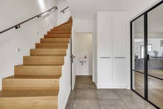 <p>Op een rustige ligging in Zandbergen bieden wij u deze volledig gerenoveerde woning aan met een bewoonbare oppervlakte van 171 m² en op een perceel van 551 m². De woning werd gebouwd in 1967 en in 2021 grondig gerenoveerd tot een luxueuze afwerking.</p><p>Op het gelijkvloers vindt u een ruime inkomhal, een gastentoilet, een ruime woonkamer, een volledig geïnstalleerde keuken, een berging/wasplaats en een aansluitende kelder. Op het eerste verdiep bevindt zich een nachthal met bureauruimte, één ruime slaapkamer met ingemaakte kasten, een ruime badkamer en een tweede slaapkamer die reeds voorzien is om opgedeeld te worden in twee kamers mits het plaatsen van een ingemaakte kastenwand. Op het tweede verdiep bevindt zich een bergzolder.</p><p>Verder beschikt deze unieke woning over een ruime garage van maar liefst 30m², een aansluitende tuinberging met twee verdiepen, voldoende parkeergelegenheid en een prachtig terras met uitzicht op de achterliggende weilanden.</p><p>Technisch is het pand sterk uitgerust: vloerverwarming gecombineerd met radiatoren op gas, aluminium buitenschrijnwerk, 14 zonnepanelen (4.620 Wp) en een regenwaterput van 10.000 liter. Het EPC-label B en de conforme elektrische keuring (2021) bevestigen de goede algemene staat van de woning.</p><p>De ligging in Zandbergen combineert rust met bereikbaarheid: scholen, winkels en invalswegen richting Aalst, Ninove en Brussel liggen op comfortabele afstand. Voor wie op zoek is naar een unieke, instapklare woning op een prachtige locatie met veel bergruimte en parkeergelegenheid, is dit pand een goede optie om te bezichtigen.</p><p>De woning is momenteel verhuurd aan €1.325/maand.</p><p>Interesse in deze woning? Neem contact op met TOPO-IMMO Geraardsbergen voor meer informatie of om een bezoek in te plannen.</p>