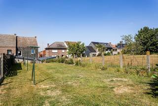 Deze half-open bebouwing is gelegen te Mere en bestaat op het gelijkvloers uit een inkomhal, leefruimte, eetplaats, een geinstalleerde keuken, en een badkamer ( ligbad, douche, toilet en wastafel). Ondergronds is er een kelder aanwezig. De verdieping omvat op haar beurt een nachthal en twee ruime slaapkamers. De geisoleerde zolderverdieping is bereikbaar via vaste trap en bied de mogelijkheid tot het maken van extra slaapkamers. Buiten is er een oprit, een ruime garage en een zuidgerichte tuin. Centrale verwarming via hoogrendementsketel op gas en dubbele beglazing zijn slechts enkele troeven. Ideaal gelegen op een boogscheut van het centrum van Mere en nabij aansluiting E40. Voor de snelle beslisser!
