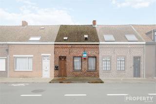 Leuke woning met veel potentieel!Indeling: inkomhal, leefruimte met open keuken, badkamer met douche, lavabo en toilet. Eerste verdiep: 2...