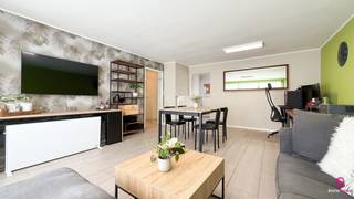 Bij ImmoFusion 7/7 “open huis” : klik op onze 3D-TOUR. Ervaar vastgoed alsof je er zelf doorloopt!<br /><br />In het hart van Helchteren, aan de Helzoldstraat 16 bus 1.2, bevindt zich dit verzorgde en direct bewoonbare appartement met een eigen garage en een ruim terras. Door de goede ligging zijn winkels, scholen, buurtvoorzieningen en openbaar vervoer snel en gemakkelijk bereikbaar. Bovendien liggen de E313 en E314 op korte afstand, wat zorgt voor een vlotte verbinding naar omliggende steden.<br /><br />Via de inkomhal kom je binnen in het appartement, waar ook een apart toilet aanwezig is. De woonruimte geniet van veel natuurlijk licht en biedt voldoende plaats om een gezellige zithoek te creëren. De keuken is afzonderlijk en praktisch ingericht, met voldoende werkruimte. Van hieruit heb je toegang tot het terras, een fijne plek om even te ontspannen of buiten te eten. Op het gelijkvloers is er bovendien een extra opbergruimte, handig voor voorraad of huishoudmateriaal.<br /><br />Op de boven verdieping van het appartement bevinden zich twee ruime slaapkamers, elk met voldoende ruimte voor een groot bed en kasten. De badkamer is voorzien van een inloopdouche en is praktisch ingericht voor dagelijks comfort.<br /><br />Achteraan het gebouw bevindt zich de garage die exclusief bij het appartement hoort en die mee inbegrepen is in de prijs. Deze biedt niet alleen parkeergelegenheid, maar ook extra opbergruimte.<br /><br />Pluspunten:<br />- Gelegen in het centrum van Helchteren<br />- Praktische keuken met toegang tot buitenruimte<br />- Aangenaam en ruim terras<br />- Twee comfortabele slaapkamers<br />- Eigen garage inbegrepen<br />- Goede bereikbaarheid via E313 en E314<br /><br />Voor meer informatie? Neem gerust contact op met Immofusion op het nummer 078 78 78 70.