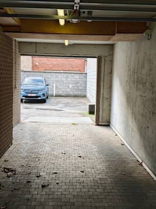 Afgesloten parking te huur in de residentie Magritte te Koksijde-Bad. De buitenparking heeft volgende afmetingen:Diepte: 5m05Breedte: 2m55De inrit...