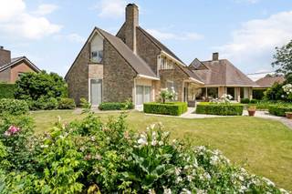 - Villa op een groot hoekperceel (2.510 m²)<br />- Inkomhal met vestiaire en apart toilet <br />- Ruime leefruimte met parketvloer en gezellige gashaard <br />- Overal centrale verwarming op gas, pelletkachel in de eetplaats/keuken<br />- Uitgeruste keuken met natuurstenen vloer<br />- 1 gelijkvloerse slaapkamer<br />- 4 slaapkamers op de eerste verdieping, met parketvloer<br />- Volwaardige zolder<br />- Badkamer op het gelijkvloers met ligbad, inloopdouche en wastafel<br />- Badkamer op de eerste verdieping met douche, wastafel en toilet<br />- Verzorgde tuin met terras in natuursteen, vijver en gemetste barbecue<br />- Ruime dubbele garage met elektrische poort<br />- Carport voor 3 wagens<br />- Droge kelder <br />- EPC: 278 kWh/m²/jaar, label C (geen renovatieplicht), UC: 3891528<br />- 2 regenwaterputten van elk 10.000 liter<br />- Alarmsysteem<br />- Richtprijs: € 699.000