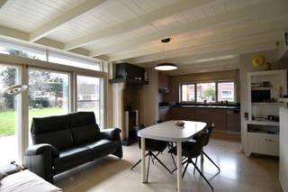 Op zoek naar een instapklare woning met ruimte, licht en omgeven door groen? Deze charmante eigendom, gelegen vlakbij het centrum van Gullegem, biedt een comfortabele woonervaring met alle voorzieningen op het gelijkvloers én uitbreidingsmogelijkheden op de zolderverdieping.<br /><br />Indeling als volgt:<br />Bij het binnenkomen word je verwelkomd in een statige inkomhal met een apart gastentoilet. De lichtrijke leefruimte van 40 m² creëert een aangename sfeer en grenst aan de volledig geïnstalleerde keuken met ontbijthoek. Praktisch gemak vind je in de dubbele garage en een extra berging.<br /><br />De nachthal leidt naar de badkamer, uitgerust met een inloopdouche, een tweede toilet en een dubbel lavabomeubel. Verder zijn er 3 ruime slaapkamers op de gelijkvloerse verdieping.<br /><br />De vaste trap brengt je naar de zolder van maar liefst 100 m², perfect voor extra slaapkamers, een hobbyruimte of opbergruimte.<br /><br />Buiten wacht een ware groene oase!<br />De prachtig aangelegde, Zuidgerichte tuin biedt een idyllische plek om tot rust te komen, met diverse sfeervolle zithoekjes om volop van het buitenleven te genieten.<br />De 2 polyvalente ruimtes zorgen voor extra opbergmogelijkheden of kunnen naar wens worden ingevuld (denk maar aan poolhouse, bureauruimte, ...).<br /><br />Daarnaast biedt het perceel ruimte aan meerdere private parkeerplaatsen, zowel vooraan het perceel maar ook aan de achterzijde van de woning.<br /><br />Klinkt dit als muziek in de oren? Dit is jouw kans! Contacteer ons voor een bezoek.<br /><br />LEUKE EXTRA'S: CV op aardgas, 2 regenputten, zonnepanelen, ...<br /><br />Onze ref. DEV4785