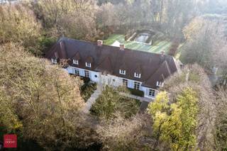 Deze stijlvolle villa uit 1992 biedt maar liefst 640 m² bewoonbare oppervlakte op een prachtig, groen perceel van 3.948 m². De woning werd steeds...