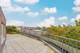 <p>Dit appartement is centraal gelegen in de gegeerde Collegewijk, aan de Antwerpse stadsrand en op wandelafstand van het prachtige Rivierenhof.<br />Dankzij de vlotte bereikbaarheid van de autosnelweg, het openbaar vervoer en de nabijheid van winkels en scholen, geniet u hier van een bijzonder praktische woonomgeving.</p><p>Dit appartement bevindt zich op de vierde verdieping en omvat een inkomhal met vestiairekast, een slaapkamer op parketvloer (ca 15m2), een open bureau- of hobbyruimte op parketvloer (ca. 8m2, eventueel te voorzien van een tussenmuur) , een badkamer met ligbad en toilet, een zonnige leefruimte op parketvloer met houthaard, een ingerichte keuken met ingebouwde toestellen aan de achterzijde, riante zonneterras op tegels aan de voorzijde, toegankelijk vanuit de leefkamer. <br />Achteraan bevindt zich nog een extra slaapkamer op laminaatvloer met aansluitend een ruime en praktische berging.<br />Ondergrondse autostaanplaats + kelderberging inbegrepen.</p><p>extra's:<br />- EPC 373kWh/m2 (label D) -> geen renovatieplicht<br />- Asbestveilig<br />- Lift aanwezig in het gebouw (van kelderverdieping tot derde verdieping)<br />- Recent herschilderd en onmiddellijk beschikbaar<br />- Voorzien van een veiligheidsdeur</p><p>Info/bezoek: 03/283 83 00 - noord@sinjoor.be<br /> </p>