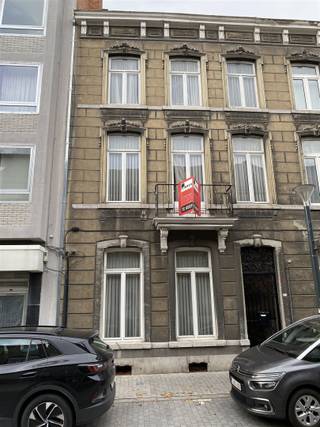 <p><span>Prachtige statige herenwoning met eindeloze mogelijkheden in het hart van Sint-Truiden!</span></p><p><span> </span></p><p><span>Op zoek naar de perfecte combinatie van </span><span>ruimte</span><span>, </span><span>rust</span><span> en een </span><span>centrale ligging</span><span>? Deze indrukwekkende herenwoning in het centrum van Sint-Truiden biedt </span><span>alles wat je zoekt</span><span>, en meer! Gelegen op </span><span>wandelsafstand van het station</span><span> en de </span><span>Grote Markt</span><span>, heb je alle voordelen van het stadsleven binnen handbereik, terwijl je geniet van een </span><span>rustige, groene oase</span><span> rondom je woning.</span></p><p><span> </span></p><p><span>Waarom deze woning een absolute topper is:</span></p><p><span> </span></p><ul><li><span>Centrale ligging</span><span>: midden in het bruisende hart van Sint-Truiden!</span></li><li><span>Wandelafstand</span><span> van het station en de Grote Markt – altijd dichtbij alles wat je nodig hebt!</span></li><li><span>Vlakbij de verbindingswegen</span><span>, ideaal voor snelle toegang tot de regio.</span></li><li><span>Rustige locatie</span><span>, zodat je geniet van privacy en ontspanning ondanks de centrale ligging.</span></li><li><span>Zeer ruime tuin</span><span> waar je volledig tot rust komt, een zeldzame vondst in het centrum!</span></li><li><span>Uitstekend projectpotentieel</span><span> voor de ontwikkeling van appartementen – de mogelijkheden zijn eindeloos!</span></li><li><span>Gigantische garage</span><span>, met toegang via de Molenstraat, ideaal voor jouw voertuigen of werkruimte. Kan afgesplitst worden als projectgrond nieuwbouw appartement.</span></li></ul><p><span> </span></p><p><span>INDELING:</span></p><p><span> </span></p><p><span>Gelijkvloers:</span></p><p><span> </span></p><ul><li><span>Imposante inkomhal</span><span> (14,96 m²) die je direct welkom heet.</span></li><li><span>Lichte living</span><span> (45,56 m²), perfect voor gezellige avonden met vrienden of familie.</span></li><li><span>Ruime keuken</span><span> (20,16 m²) – een droom voor de hobbykok of een gezellige eetplek.</span></li><li><span>Bureel</span><span> (21,27 m²), ideaal voor een thuiswerkplek of extra ontspanning.</span></li><li><span>Toilet</span><span> (2,01 m²) voor extra gemak.</span></li><li><span>Berging</span><span> (8,74 m²), extra opslagruimte voor alles wat je nodig hebt!</span></li><li><span>Zonnig terras</span><span> (36,19 m²) met uitzicht op de tuin – perfect voor een drankje in de zon!</span></li><li><span>Ruime garage</span><span> (62,22 m²), voldoende plek voor meerdere voertuigen of als werkplaats.</span></li></ul><p><span> </span></p><p><span>Verdieping 1:</span></p><p><span> </span></p><ul><li><span>Praktische nachthal</span><span> (5,23 m²) die alle kamers verbindt.</span></li><li><span>Slaapkamer 1</span><span> (14,30 m²) – ruim en licht!</span></li><li><span>Slaapkamer 2</span><span> (20,80 m²), ideaal voor een luxe slaapkamer of kinderkamers.</span></li><li><span>Slaapkamer 3</span><span> (8,38 m²) – veelzijdig en perfect als extra kamer.</span></li><li><span>Badkamer</span><span> (6,96 m²) met alles wat je nodig hebt om tot rust te komen.</span></li></ul><p><span> </span></p><p><span>Verdieping 2:</span></p><p><span> </span></p><ul><li><span>Nachthal</span><span> (5,23 m²) die alle kamers verbindt.</span></li><li><span>Slaapkamer 4</span><span> (14,30 m²) – een ruimte met veel licht en charme!</span></li><li><span>Slaapkamer 5</span><span> (20,80 m²), een kamer die uitnodigt tot ontspanning.</span></li><li><span>Slaapkamer 6</span><span> (8,38 m²) – ideaal als slaapkamer of hobbyruimte.</span></li></ul><p><span> </span></p><p><span>Zolderruimte</span><span> (45,47 m²), een </span><span>enorme ruimte</span><span> die tal van mogelijkheden biedt – van extra opslag tot de creatie van een loft.<br /><br /></span></p><p><span>Kelder</span><span> (30,56 m²), ideaal voor wijnopslag, hobbyruimtes of gewoon extra opbergruimte.</span></p><p><span> </span></p><p><span>Samenvattend:</span><span><br /><br /></span></p><p><span>Deze statige herenwoning is niet alleen een woning, maar een </span><span>mogelijkhedenmachine</span><span>! Of je nu op zoek bent naar een ruime gezinswoning, een projectgrond voor appartementen, of gewoon een plek die alles biedt, deze woning is absoluut </span><span>de investering van je leven</span><span>. Aarzel niet – plan snel een bezichtiging en ontdek zelf de </span><span>oneindige mogelijkheden</span><span> van deze unieke eigendom!</span></p><p><span> </span></p>