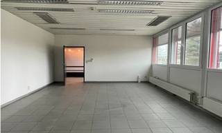 Kantoor ruimtes te huur op een gerenoveerde site in Hasselt. Zeer goede ligging, vlakbij het centrum en de Ring van Hasselt.<br /><br />Kantoor Unit 0.06 : 161m²<br /><br />- bel + intercom<br />- sanitaire voorzieningen + onderhoud<br />keuken<br />- voldoende parking