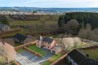 We Invest Malmedy heeft de eer u deze uitzonderlijke woning te presenteren, ideaal gelegen in het zeer gewilde dorp Xhoffraix, aan de Rue du Côreu...