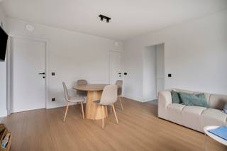 Cette magnifique maison est située au calme, à 1 km de la mer. Le premier appartement dispose de 4 chambres et de trois salles de bains. Le...