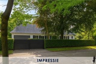 <strong>Vrijstaande klassieke villa op een mooi breed perceel van ca. 1.626 m² met zonovergoten ZW tuin</strong><br /><br /><strong>In een rustige, residentiële straat, vrijstaande villa met een zee aan ruimte én veel natuurlijke lichtinval. <br />Ideaal voor wie op zoek is naar een solide, perfect onderhouden woning met potentieel tot modernisering.</strong><br /><br /><strong>Gelijkvloerse verdieping:</strong><br />- Een inkomhal op natuurstenen vloer, voorzien van een vestiaire en gastentoilet met handenwasser<br />- Een woonkamer op parket met open haard en grote raampartijen die uitkijken op de tuin<br />- Een achterliggende wintertuin/tuinkamer met plafondhoge ramen, veel lichtinval en prachtig zicht op het groen, eveneens op parketvloer<br />- Een gesloten keuken met dubbele gootsteen, inductiekookplaat, oven, microgolf, vaatwasser, aansluitingen voor wasmachine en droogkast, en toegang tot de tuin<br />- Een praktische bijkeuken/berging, grenzend aan de keuken<br />- Een nachthal met ingemaakte kasten<br />- Een douchekamer met lavabo en douche<br />- Een aangrenzende badkamer met ligbad, toilet, bidet en dubbele lavabo<br />- Vier slaapkamers, allen op vast tapijt en voorzien van ingemaakte kasten en waarvan één over een toilet met lavabo beschikt met directe toegang tot de tuin<br />- Een garage met manuele poort, een centrale verwarmingsruimte en achterliggende berging met toegang tot de tuin<br />- Een kelder met kruipruimte<br />- Een tweede traphal naar de bovenverdieping<br /><br /><strong>De eerste verdieping:</strong><br />- Een nachthal met toegang tot meerdere multifunctionele ruimtes<br />- Een zeer ruime zolderberging met potentieel voor extra kamers of badkamer<br />- Een slaapkamer c.q. als hobbyruimte heden in gebruik als naaikamer<br />- Een bureau op vast tapijt, perfect voor thuiswerk<br />- Een zeer grote polyvalente ruimte op parket, momenteel ingericht met bar en radiatoren, een ideale basis voor kangoeroewonen, een aparte studio, een ontspanningsruimte of voor inwonend personeel/familie<br /><br /><strong>Algemeen:</strong><br />- Zuidwestgerichte tuin, volledig omheind <br />- Zonneterras met zonneschermen<br />- Verwarming via recente gas Hr-condensatieketel (Vaillant) met convectoren en radiatoren<br />- Tuinberging aanwezig<br />- Massief eiken binnendeuren en vaste kasten, ook in de wintertuin<br />- Rolluiken (manueel bediend)<br />- Dubbele oprit aanwezig<br />- Bouwjaar: 1973, met een degelijke en solide structuur <br />- Zeer goed onderhouden woning, steeds met zorg bewoond<br />- Veel potentieel tot verdere inrichting of uitbreiding (bv. extra kamers of badkamer op zolder)<br />- A-label potentieel volgens EPC mogelijk<br />- Ideaal voor een jong gezin dat inzet op comfort, duurzaamheid en personalisatie<br />- Uitstekende ligging nabij winkels (o.a. Patio Donk), scholen (Sint-Michielscollege, Sint-Ludgardis) en openbaar vervoer<strong><br /></strong>