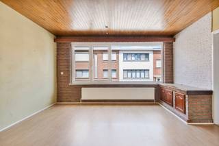 <p>Bent u op zoek naar een verzorgd appartement met 2 slaapkamers, een terras en een praktische indeling, gelegen in een rustige en aangename woonomgeving? Dan is dit appartement aan de Corneel Franckstraat 72 in Deurne zeker het ontdekken waard.</p><p>De woning bevindt zich in Boterlaar-Silsburg, een woonbuurt van Deurne. De omgeving combineert een residentieel karakter met een goede bereikbaarheid. In de ruimere omgeving vindt u winkels, supermarkten, scholen en openbaar vervoer. Ook de belangrijkste verbindingswegen richting Antwerpen en de omliggende gemeenten zijn vlot bereikbaar.</p><p>Voor de dagelijkse boodschappen zijn onder meer Albert Heijn aan de Herentalsebaan en Delhaize Bosuil bereikbaar. Ook scholen en andere voorzieningen bevinden zich in de omgeving.</p><p>Het appartement heeft een bewoonbare oppervlakte van circa 70 m² en maakt deel uit van een gebouw uit 1972. Doorheen de jaren werden verschillende belangrijke elementen vernieuwd, waardoor het appartement een interessante combinatie biedt van hedendaags comfort en een karaktervol gebouw.</p><p>Het appartement beschikt over 2 slaapkamers, ideaal voor een koppel, klein gezin of als combinatie van slaapkamer en thuiswerkruimte. Daarnaast is er een terras, een aangename extra troef om buiten te genieten.</p><p>De gemeenschappelijke kosten bedragen slechts €100 per maand.<br />Dit maakt het appartement interessant voor zowel eigen bewoning als investering.</p><p>Belangrijkste troeven op een rij :</p><p>Keuken vernieuwd in 2014<br />Ramen vernieuwd in 2017<br />Dakisolatie van 2022<br />Elektriciteit conform<br />Centrale verwarming op gas<br />Geen lift<br />Privé nutsvoorzieningen<br />Gemeenschappelijke kosten: €100/maand<br />Rustige ligging in Boterlaar-Silsburg, Deurne<br />Goede verbinding naar Antwerpen en omliggende gemeenten</p><p>Een praktisch en goed onderhouden appartement met 2 slaapkamers, terras én verschillende recente vernieuwingen. Ideaal voor wie op zoek is naar een betaalbare eigen woning of een interessante investering in Deurne.</p>