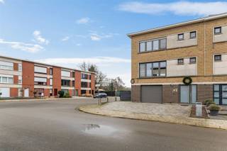 Gerenoveerde woning in kindvriendelijke woonwijk.Gelegen tussen het trendy Mariaburg en de Ekerse dorpskern.Indeling: V0: inkomhal, ruime...