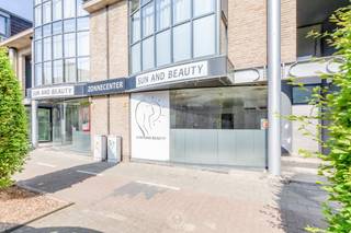 In de Driekoningenstraat 18-20 in Sint-Niklaas bevindt zich dit <strong>centraal gelegen</strong> handelspand. Het betreft twee oorspronkelijk afzonderlijke panden die inmiddels zijn samengevoegd tot één geheel.<br /><br />Bij het binnenkomen wordt u verwelkomd in een <strong>ruime commerciële ruimte</strong> met een aangename hoeveelheid natuurlijke lichtinval dankzij de <strong>grote raampartijen</strong>. Deze zorgen bovendien voor een <strong>uitstekende zichtbaarheid</strong> vanaf de straat, ideaal voor wie zijn commerciële activiteiten op een goed bereikbare en zichtbare locatie wil uitbouwen.<br /><br />Verder omvat het pand een keuken, toilet, twee afzonderlijke bureauruimtes en een technische ruimte.<br />Dankzij de centrale ligging bevinden scholen, winkels, openbaar vervoer en belangrijke invalswegen zich op korte afstand.<br /><br /><strong>Bijzonderheden</strong>:
<ul>
<li>Zeer centrale ligging</li>
<li>Bruikbare vloeroppervlakte van 207 m² volgens het EPC</li>
<li>Gunstig EPC-label C</li>
<li>Grote raampartijen met veel natuurlijke lichtinval</li>
<li>Goede visibiliteit vanaf de straat</li>
</ul>
<br />Bent u op zoek naar een ruim en centraal gelegen handelspand om uw commerciële activiteiten verder uit te bouwen? Neem dan gerust contact met ons op voor meer informatie of een bezoek ter plaatse.<br /><br />Contacteer ons voor meer info of een bezoek ter plaatse: lena@claves.be of 03 502 98 74
