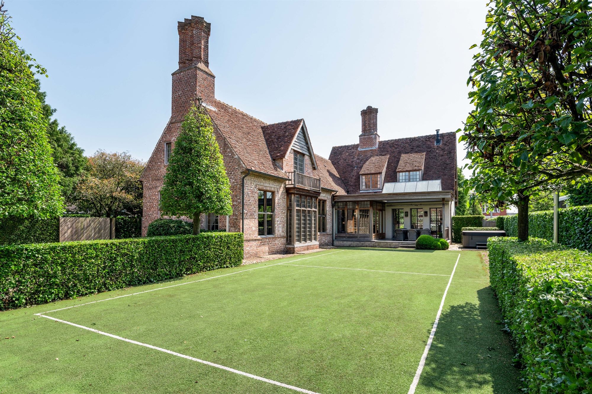 Villa exclusive de style cottage anglais avec dépendances près du centre ville - photo 2