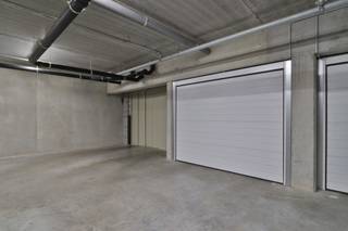 Deze garagebox is gelegen onder residentie Square op de Grote Markt van Beveren. <br /><br />De garagebox heeft een automatische sectionale poort en is voorzien van elektriciteit (stopcontact) en verlichting. De ondergrondse parking is bereikbaar via een autolift met ingang naast Wibra Beveren. <br /><br />Onmiddellijk beschikbaar!<br /><br />Contacteer ons voor meer informatie en/of een plaatsbezoek via verhuur@homevast.be of tel. via 03 376 20 20.