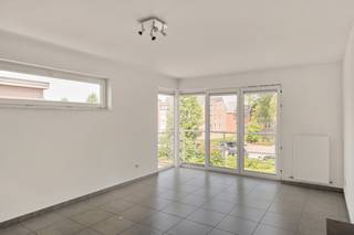 <strong>TE KOOP | Instapklaar appartement nabij het station van Geel.</strong><br /><br />Op zoek naar een instapklaar appartement op een uitstekende locatie?<br />Dit verzorgde appartement op de 2de verdieping ligt op wandelafstand van het station van Geel en is ideaal voor een alleenstaande, een koppel of als interessante investering.<br /><br />Het appartement beschikt over een lichtrijke leefruimte met open keukenhoek, een comfortabele slaapkamer, een badkamer, een praktische berging/wasplaats en een afzonderlijk toilet. Bovendien beschikt de woning over een private parkeerplaats.<br /><br /><strong>Technisch</strong><br />🔥 Centrale verwarming op aardgas – installatie vernieuwd ca. 3 jaar geleden<br />⚡ EPC: 106 kWh/m²/jaar – label B<br />🏗️ Bouwjaar: 2008<br /><br />🛗 Geen lift aanwezig in het gebouw<br /><br /><strong>Ontdek dit appartement online</strong><br />Bekijk alvast de interactieve grondplannen en foto's op onze website:<br />www.wijns.be<br /><br /><strong>Interesse?</strong><br />Contacteer ons vandaag nog voor meer informatie of om een bezoek ter plaatse in te plannen.<br />📞 0473/33 33 33<br />✉️ philip@wijns.be
