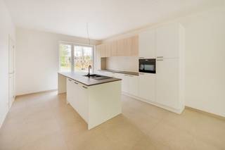 <p>Welkom bij project Watertorenstraat, een duurzaam nieuwbouwproject in het rustige Muizen, een deelgemeente van Mechelen. Dit project bestaat uit 23 hedendaagse woningen die comfort, energie-efficiëntie en een gezinsvriendelijke omgeving combineren, op slechts 3 kilometer van het levendige stadscentrum van Mechelen.</p>
<p>Elke woning is gebouwd met oog voor kwaliteit en duurzaamheid. Vloerverwarming, een warmtepomp en zonnepanelen zorgen voor een energiezuinige en toekomstgerichte woonoplossing.</p>
<p>De woningen zijn ontworpen met het oog op het moderne gezinsleven: ruime en lichtrijke leefruimtes, volledig uitgeruste keukens en privétuinen met een praktische achteruitgang. Elke woning beschikt over drie slaapkamers en een ruime badkamer. Afhankelijk van het woningtype beschikken sommige woningen aanvullend over een dressing en/of een oprit.</p>
<p>De locatie biedt het beste van twee werelden: een rustige woonomgeving met winkels en voorzieningen vlakbij, én een vlotte bereikbaarheid naar het centrum van Mechelen.</p>
<p>De ruwbouwwerken zijn reeds voltooid. Als koper heb je nog de mogelijkheid om de afwerking van je woning te kiezen volgens het voorziene lastenboek. Zo geef je jouw nieuwe thuis een persoonlijke toets.</p>
<p>Neem contact met ons op voor meer informatie of maak een afspraak met onze nieuwbouwspecialist via onze website. Wij begeleiden je graag in elke stap van jouw woontraject.</p>