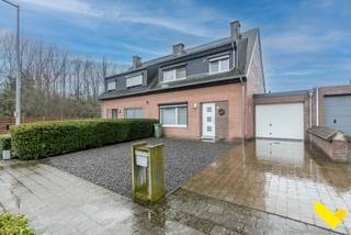Instapklare charmante woning met zuid gerichte tuin.We betreden deze charmante woning via de inkomhal met gastentoilet, om door te gaan naar de...